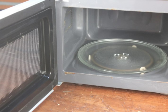 Почистить микроволновку от жира внутри и снаружи за 8 минут