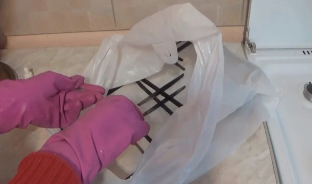 Решетка плиты всегда как новая: как быстро очистить от нагара и жира