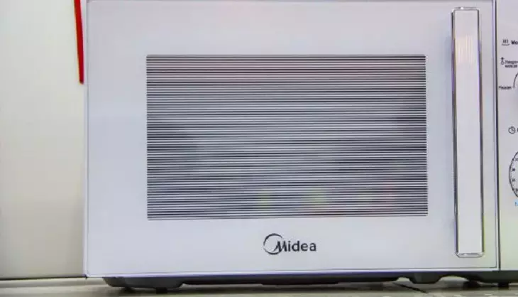 Хитрый трюк с губкой, благодаря которому микроволновку можно очистить даже в труднодоступных местах