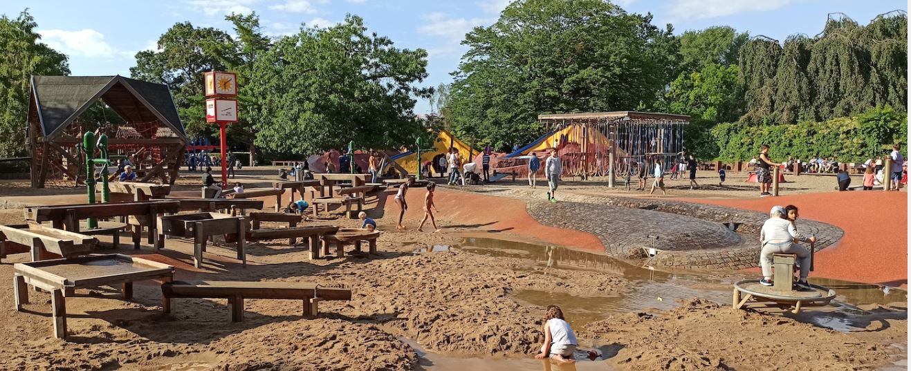Песок, вода и «опасности» — бабушки будут в шоке. Посмотрите, как выглядит классная детская площадка в ботаническом саду Гамбурга