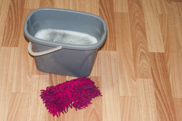 Что добавить в воду при уборке, чтобы реже вытирать пыль: одна простая хитрость